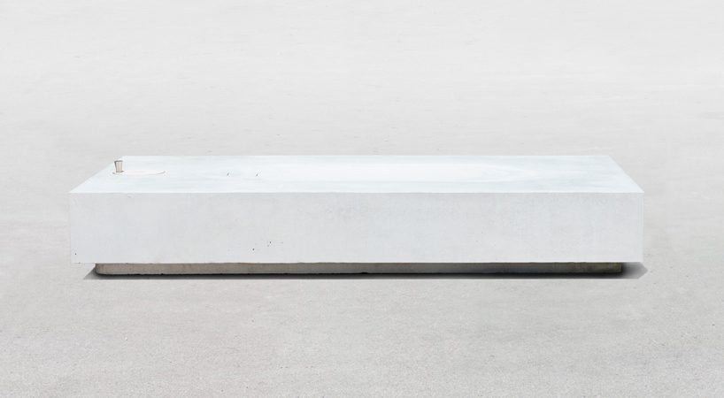 jean couvreur sculpte un banc de béton blanc comme une oasis urbaine, Devis couvreur